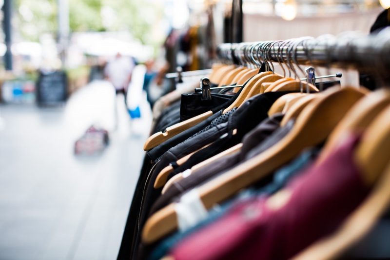 magasin-CUEBRIS-min_blur_close_up_focus_hanger_jacket_market_people_rack-1176303